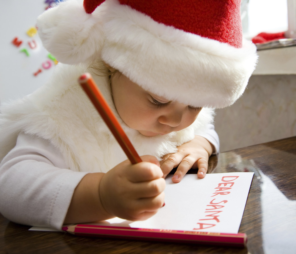 Отправить дед мороз. Ребенок пишет письмо деду Морозу. Мальчик пишет письмо деду Морозу. Дед Мороз пишет. Ребенок пишет новый год.